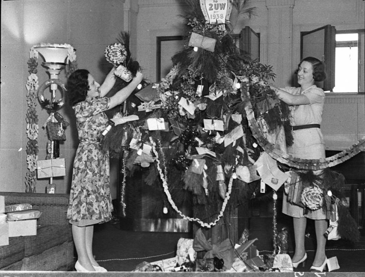 2uw-radio-station-vintage-christmas-tree-decorating
